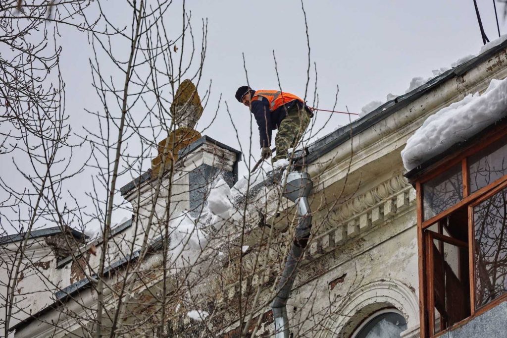 За сегодняшний день в Самаре должны убрать снег и наледь со 158 крыш жилых домов