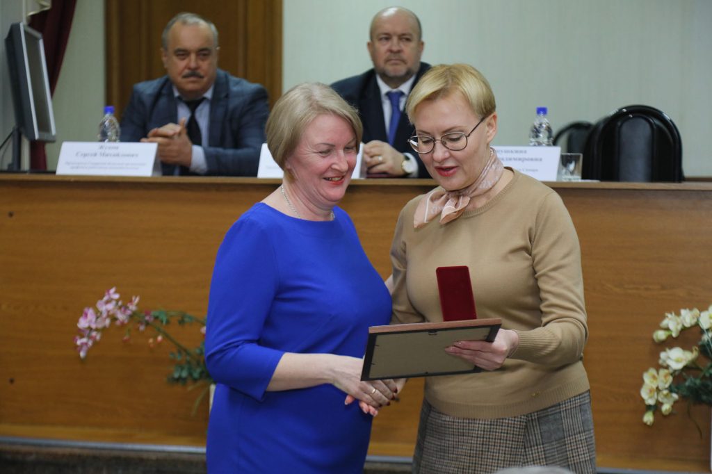 Елена Лапушкина вручила награды работникам ЖКХ Самары