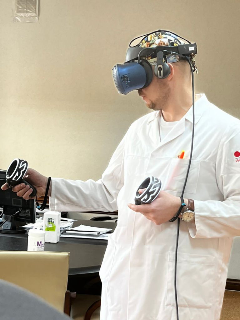 Врачи больницы имени Середавина учатся делать искусственную вентиляцию легких с помощью очков виртуальной реальности