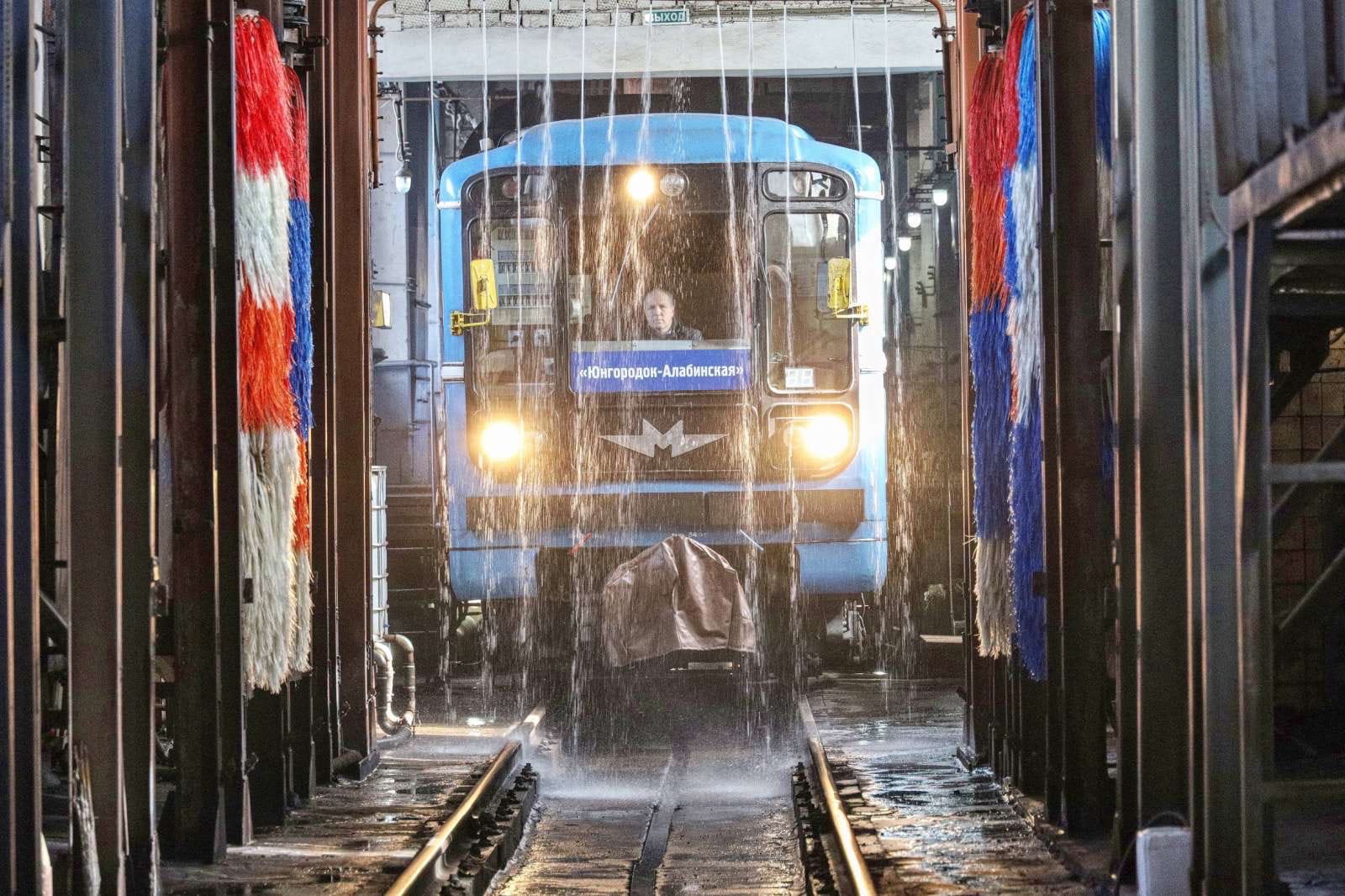 В Самаре моют вагоны метро после зимы