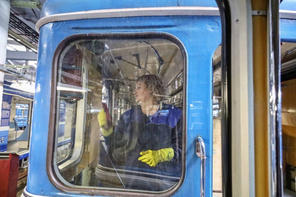 В Самаре моют вагоны метро после зимы