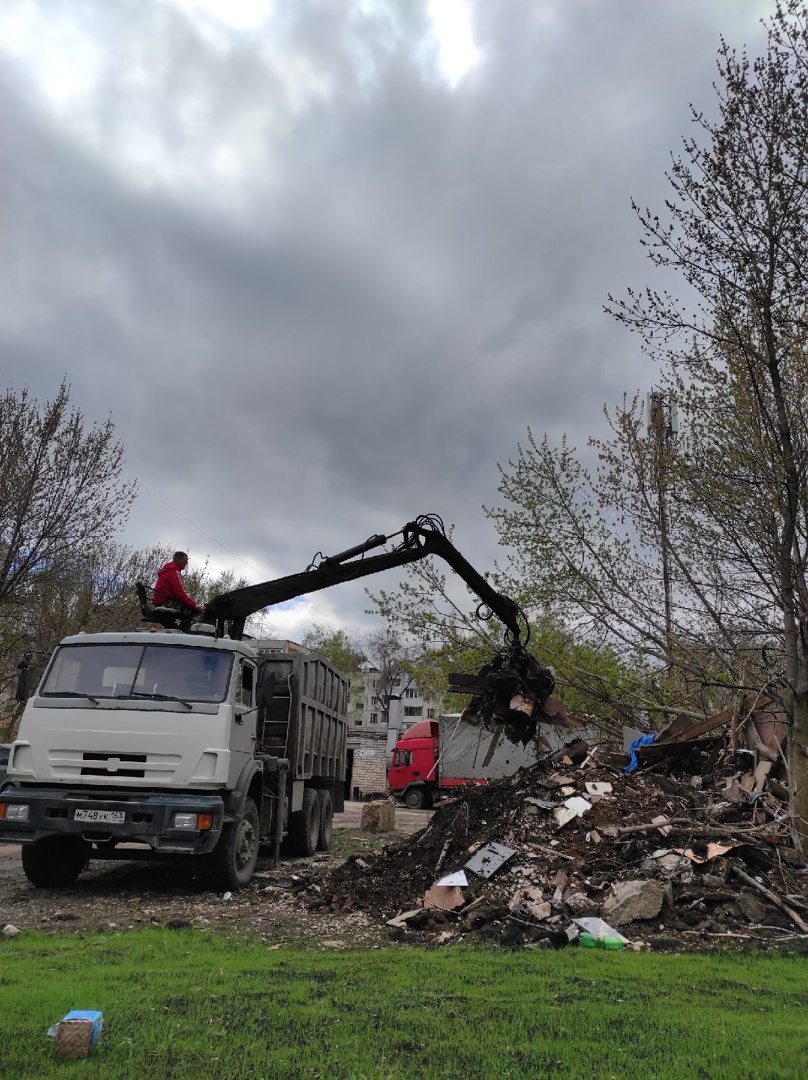 В Самаре начали вывозить мусор после демонтажа несанкционированных гаражей