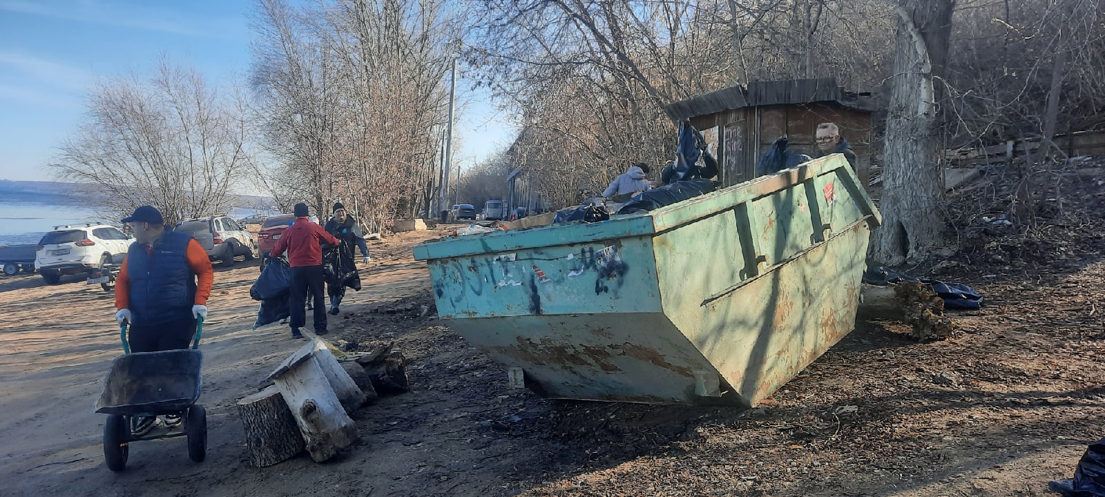 Депутаты Самарской гордумы и волонтеры навели порядок на берегу Волги