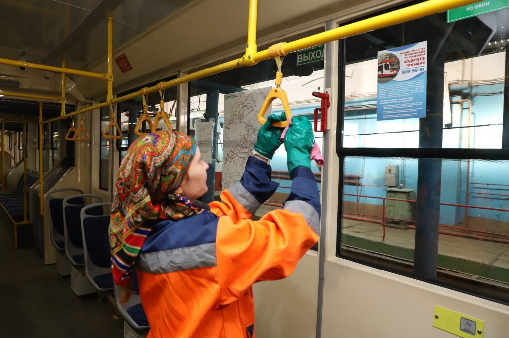 В Самаре моют трамваи и троллейбусы после зимы