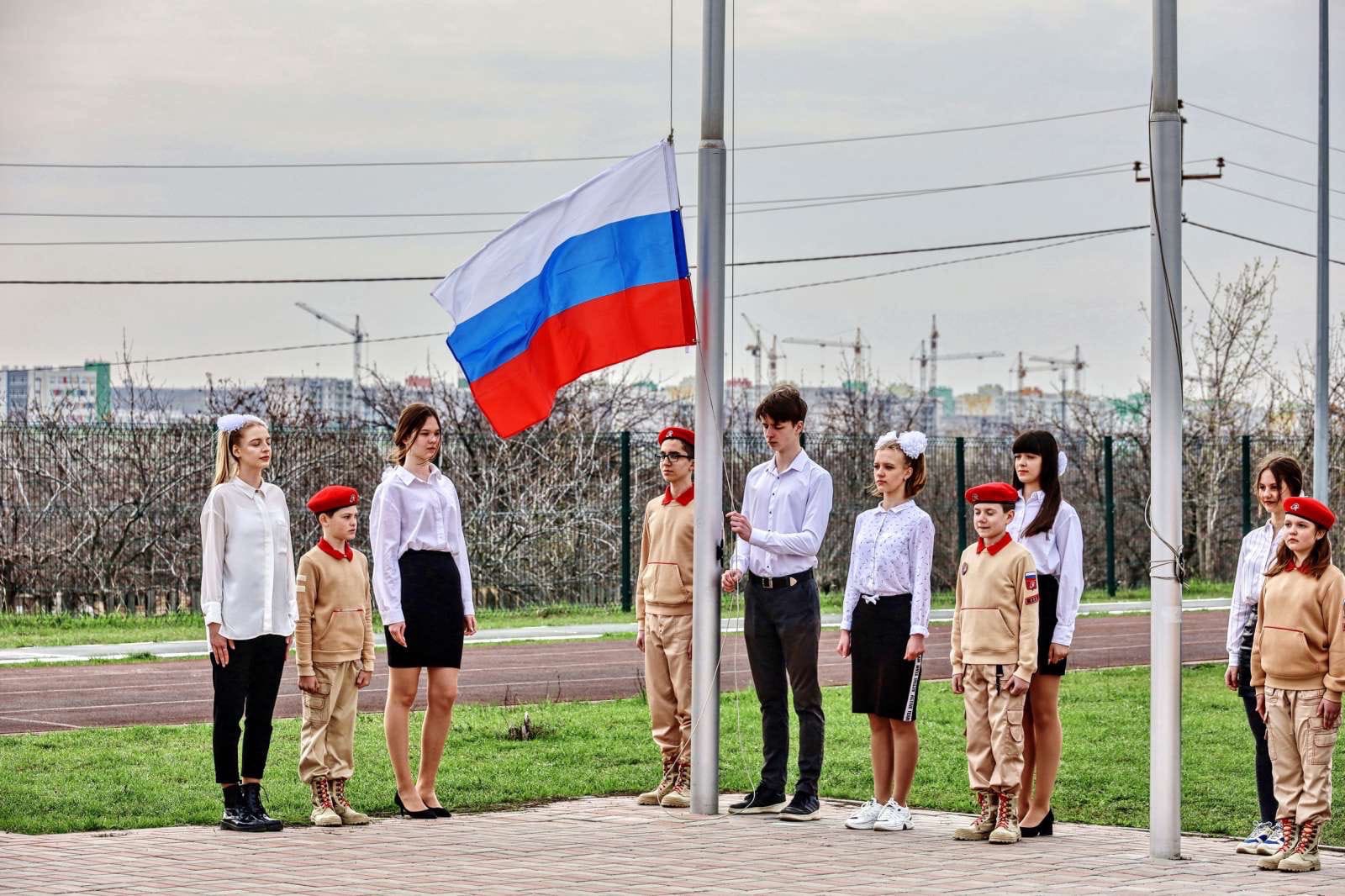 Учебную неделю в самарской школе № 7 начали с поднятия флага и исполнения гимна России