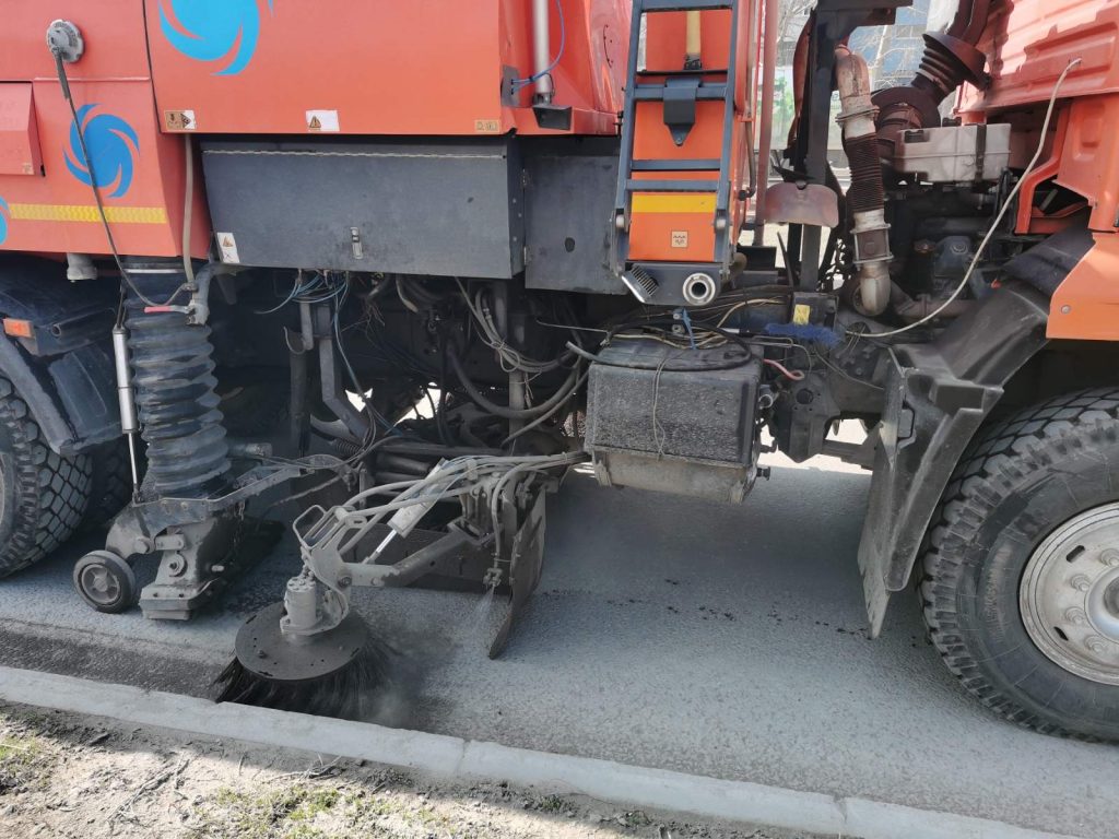 Улицы Самары начали чистить машины-пылесосы