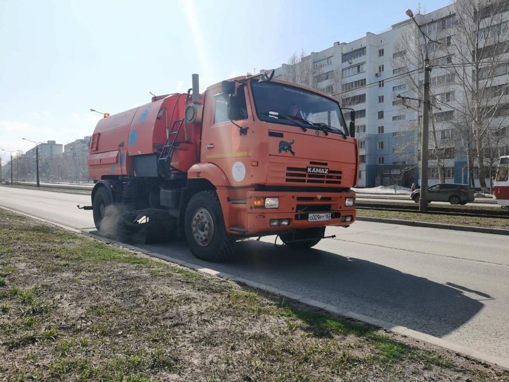 Улицы Самары начали чистить машины-пылесосы