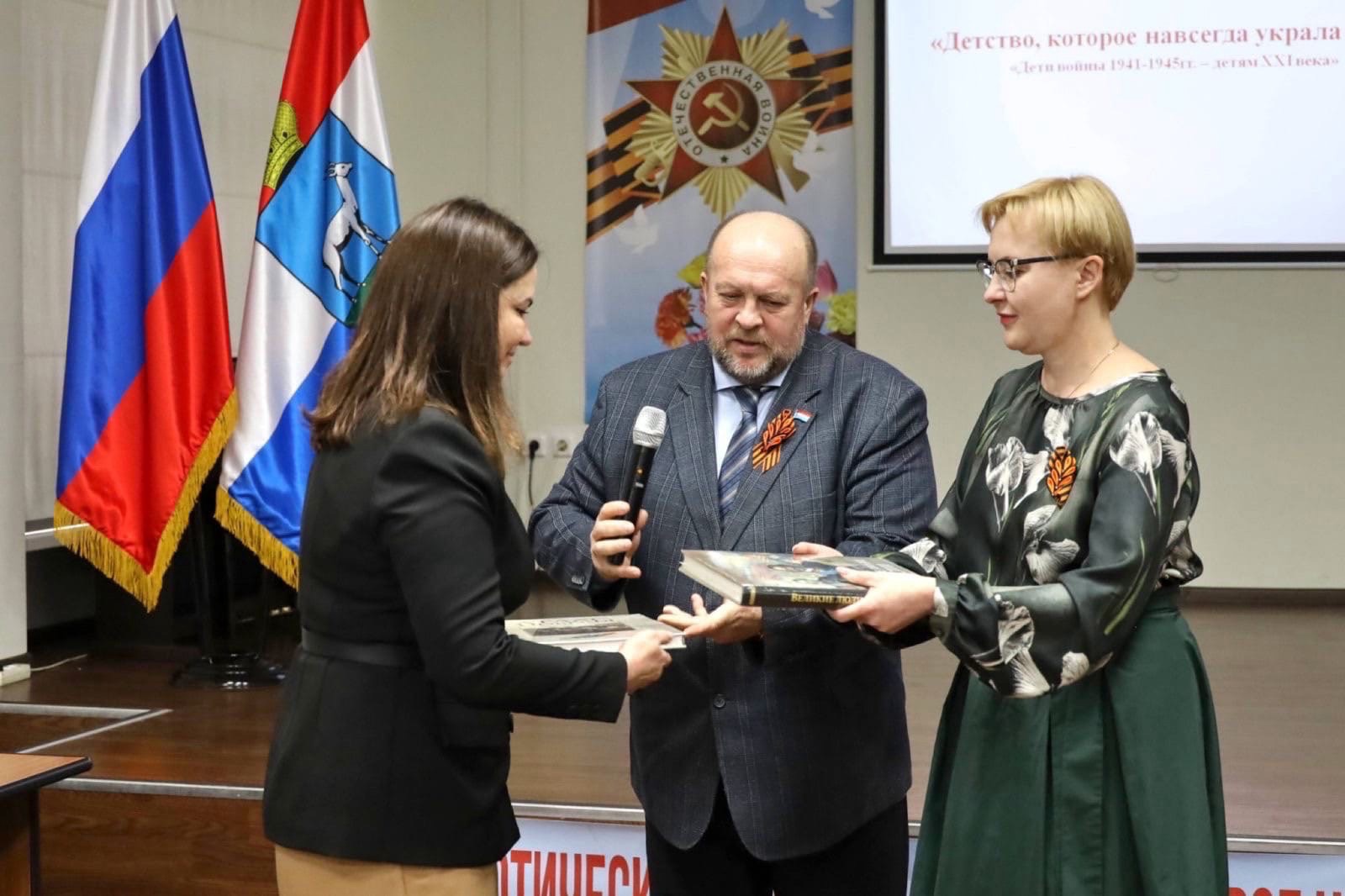 Глава города Елена Лапушкина встретилась со старшеклассниками школы № 81 и пригласила принять участие в голосовании за благоустройство территорий