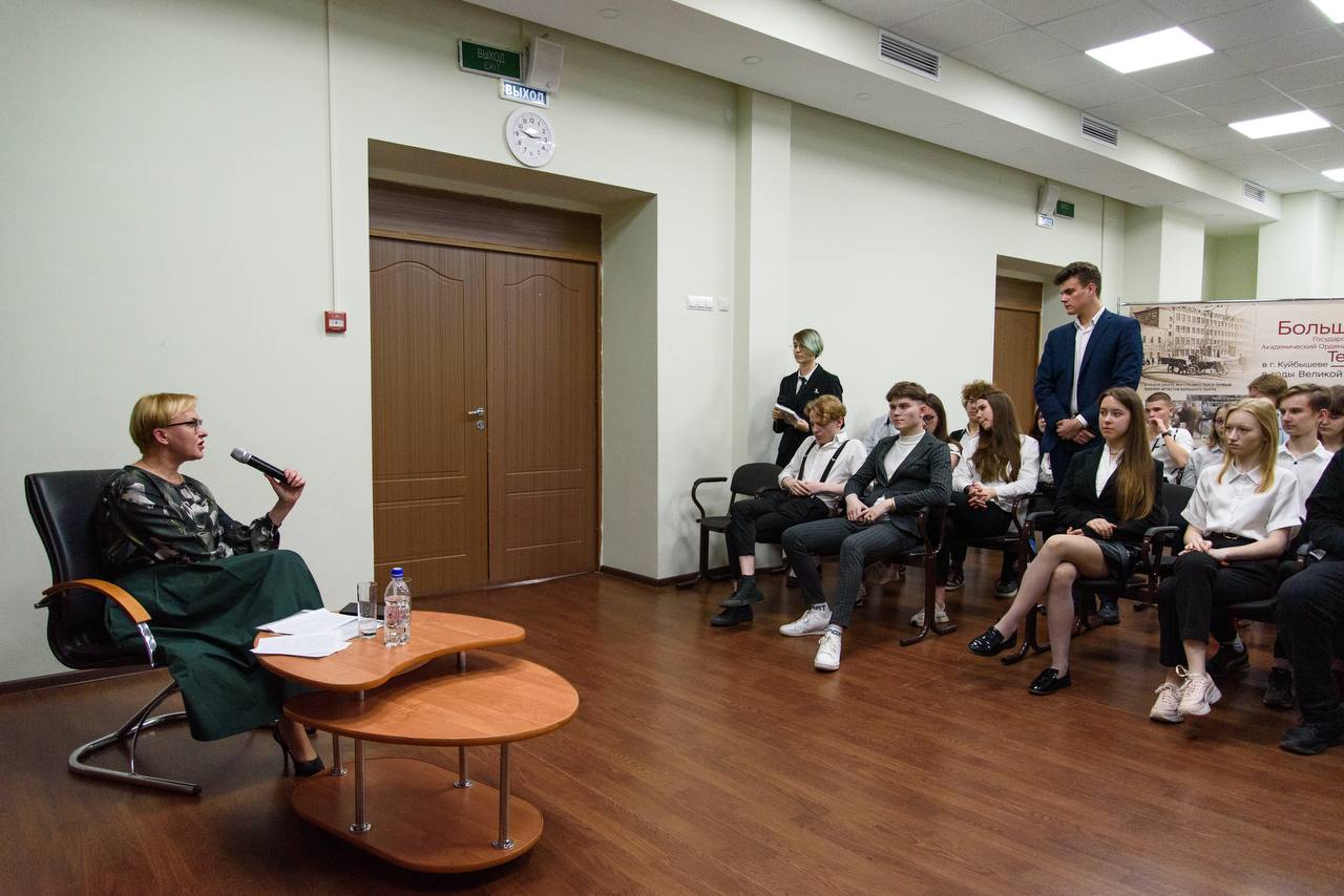 Глава города Елена Лапушкина встретилась со старшеклассниками школы № 81 и пригласила принять участие в голосовании за благоустройство территорий