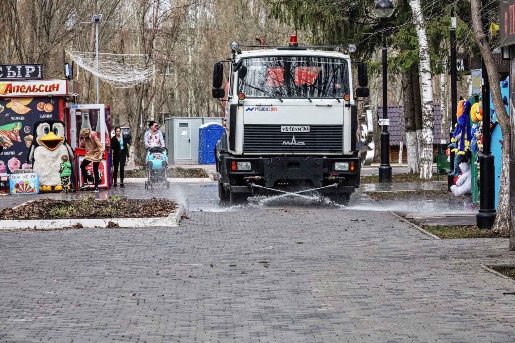 В самарском парке Гагарина помыли колесо обозрения и аттракционы