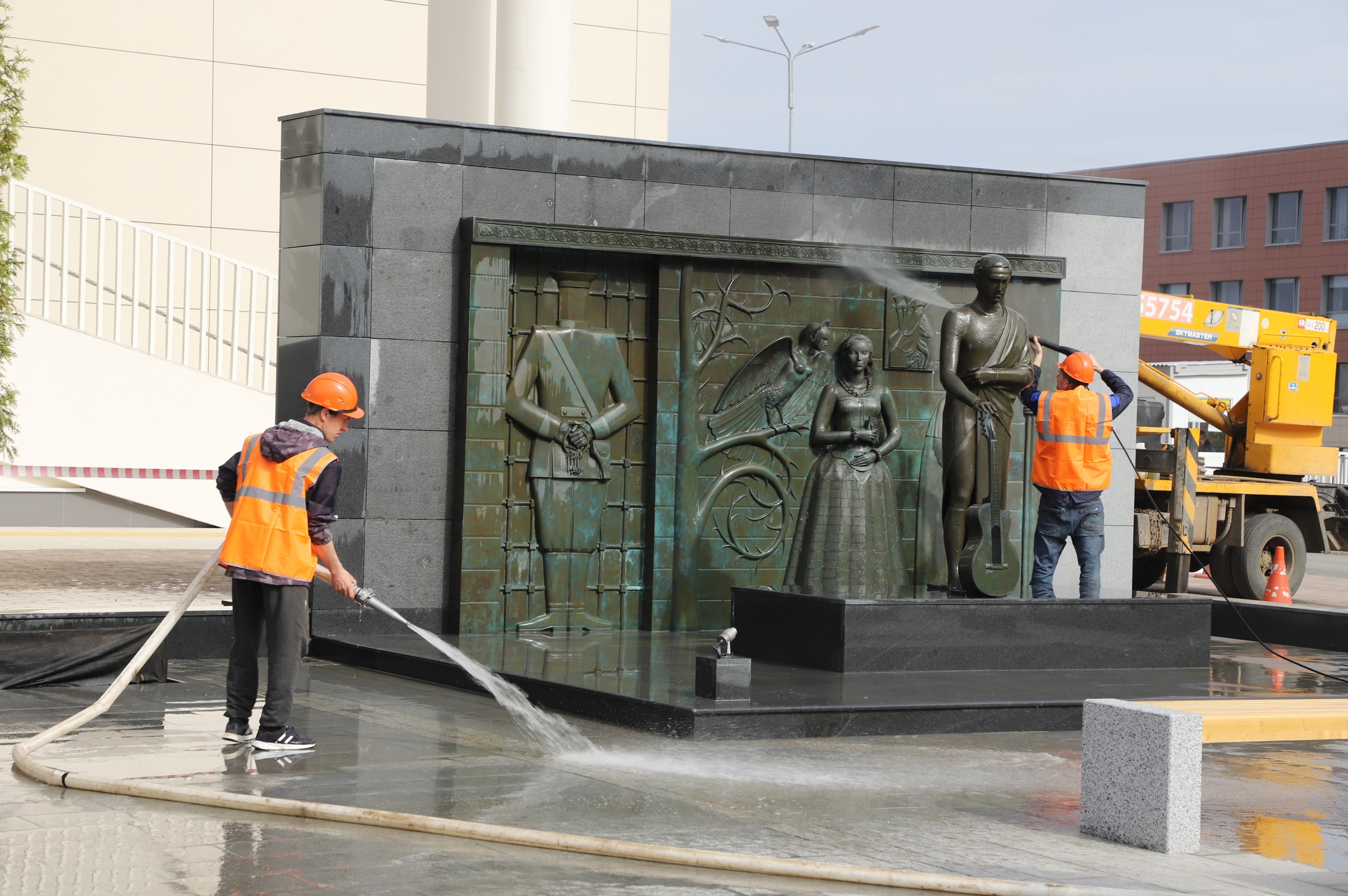 В Самаре помыли памятник Владимиру Высоцкому