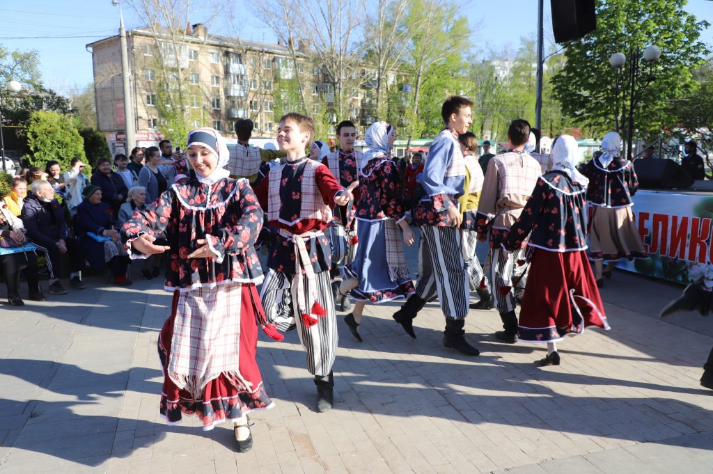 На улице Стара-Загора провели концерт в честь 77-летия Победы