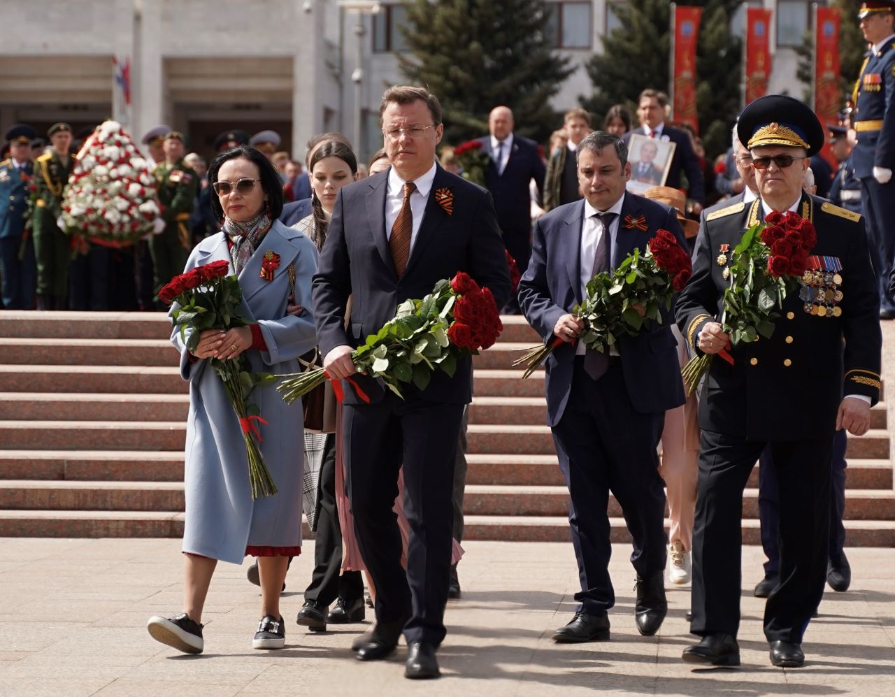 Дмитрий Азаров возложил цветы к горельефу «Скорбящей Матери-Родине»