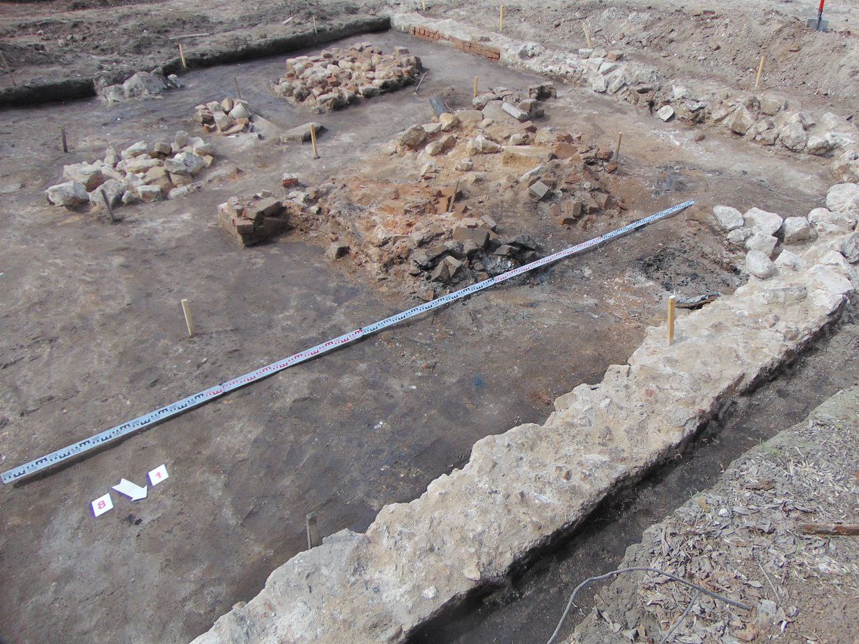 В центре Самары археологи нашли фундаменты домов, кинжал и фарфоровые изделия XIX века