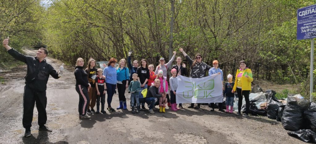 Самарские волонтеры, чиновники и школьники очистили берег озера на Мехзаводе