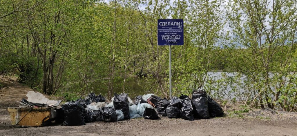 Самарские волонтеры, чиновники и школьники очистили берег озера на Мехзаводе