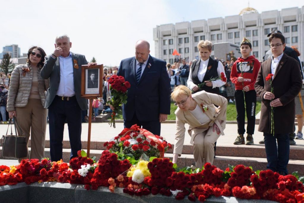 Дмитрий Азаров возложил цветы к горельефу «Скорбящей Матери-Родине»