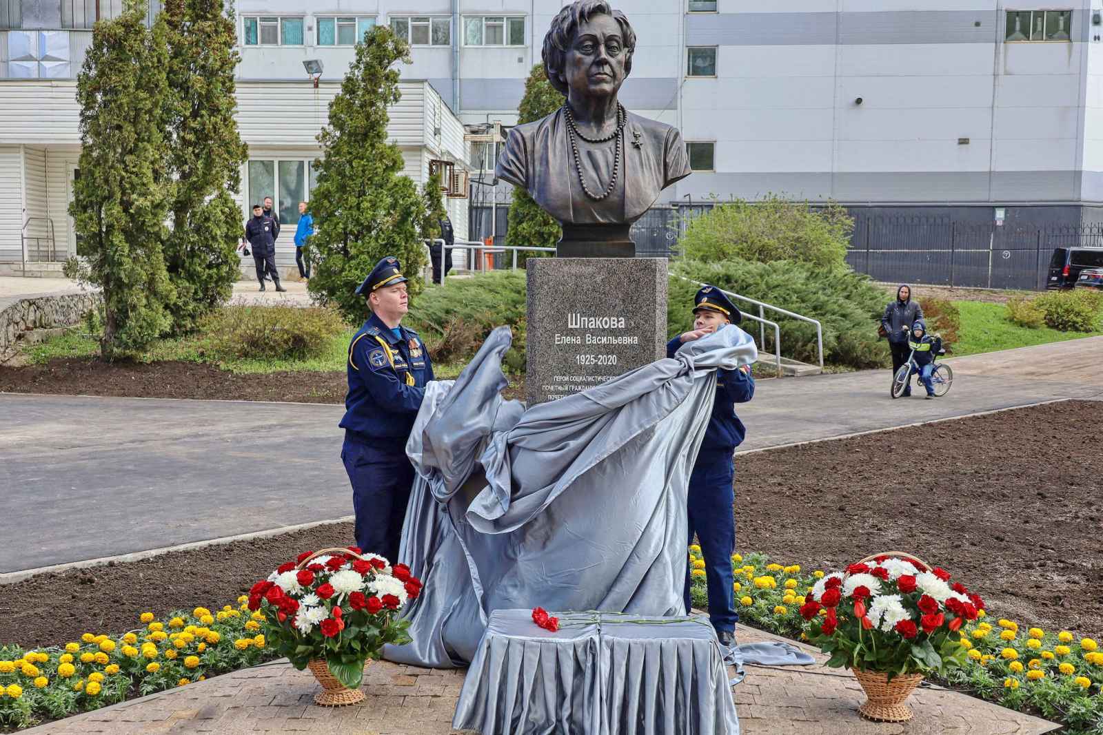 Состоялась церемония открытия памятника почетному гражданину Самарской области Елене Шпаковой