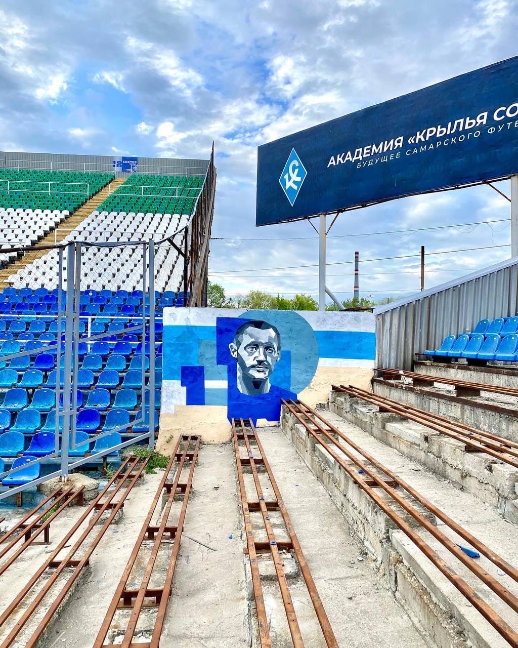 На стадионе "Металлург" появились муралы с портретами легенд футбольного клуба