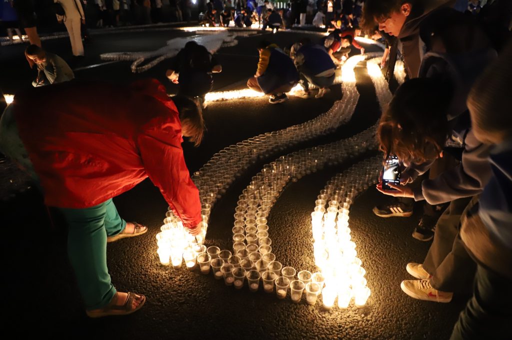 На площади Куйбышева в Самаре зажгли 30 тысяч свечей