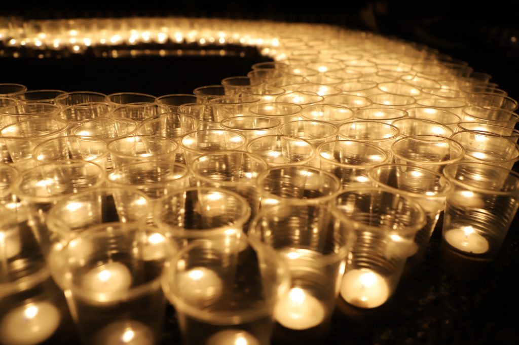 На площади Куйбышева в Самаре зажгли 30 тысяч свечей