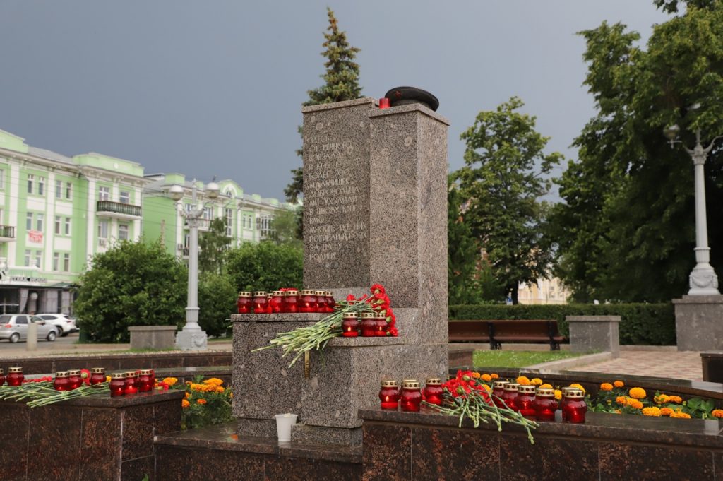 В Самаре зажгли 200 свечей у памятника соловецким юнгам
