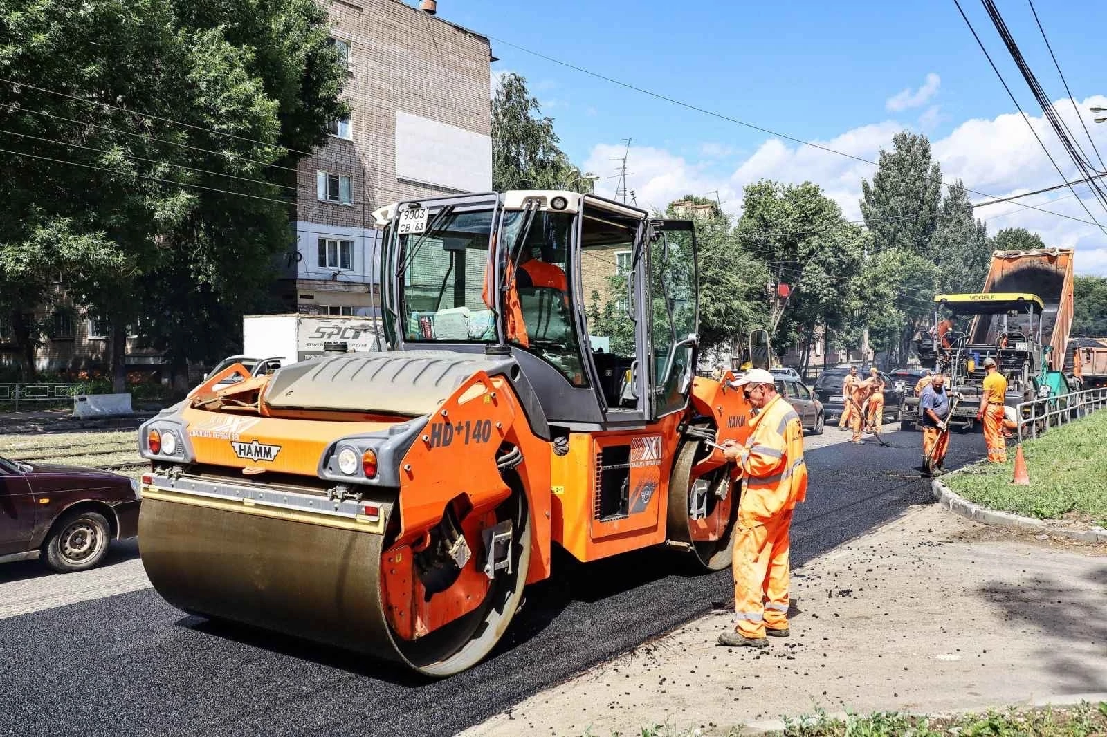 На улице Ставропольской в Самаре начали укладывать новое дорожное покрытие