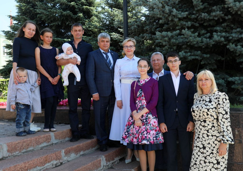 Елена Лапушкина вручила сертификаты на приобретение жилья самарским многодетным семьям