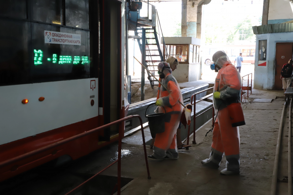 В Самаре продолжается санитарная обработка общественного транспорта