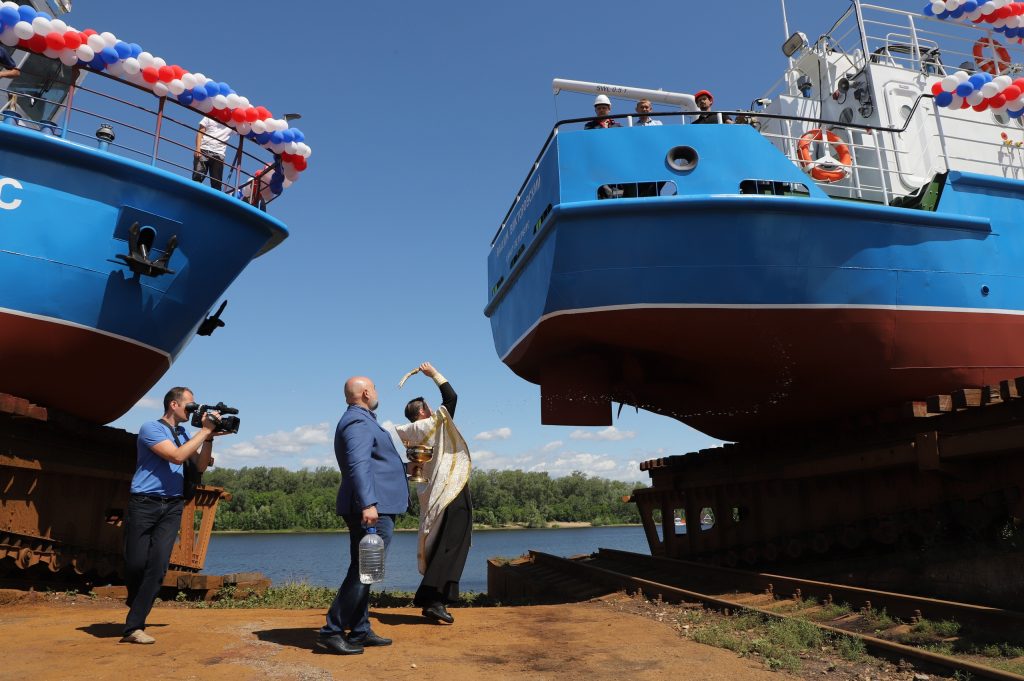 На Сухой Самарке торжественно спустили на воду два новых судна