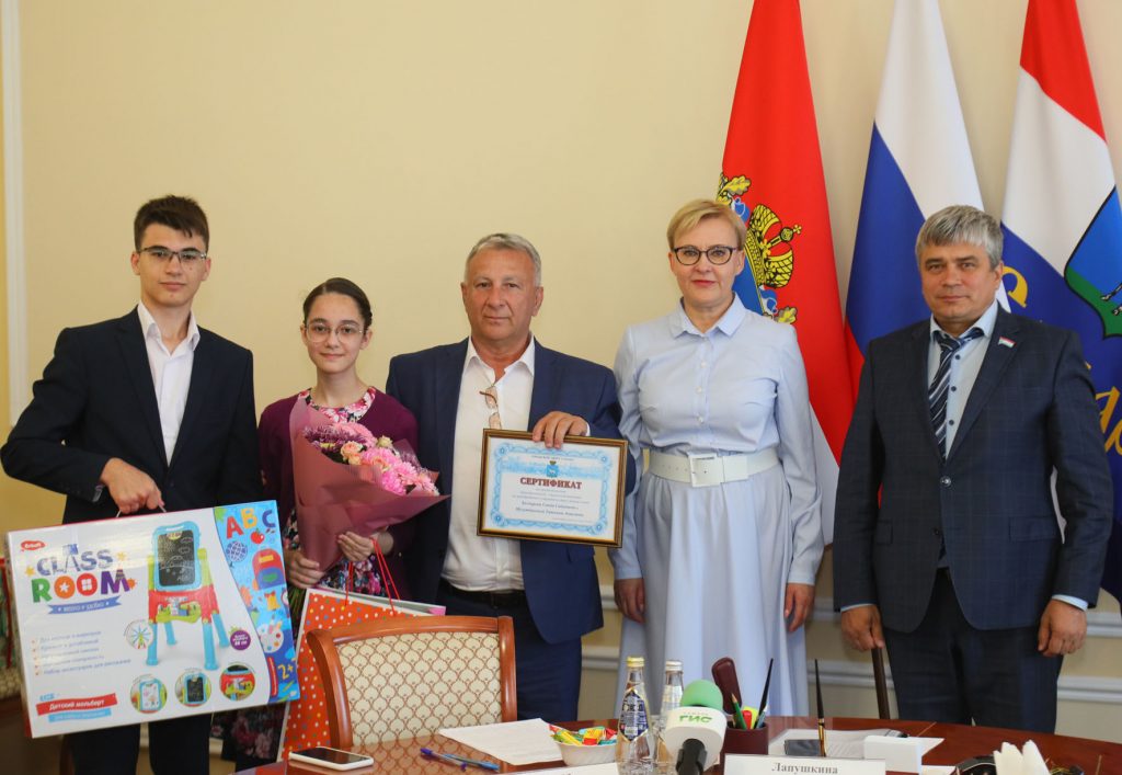 Елена Лапушкина вручила сертификаты на приобретение жилья самарским многодетным семьям