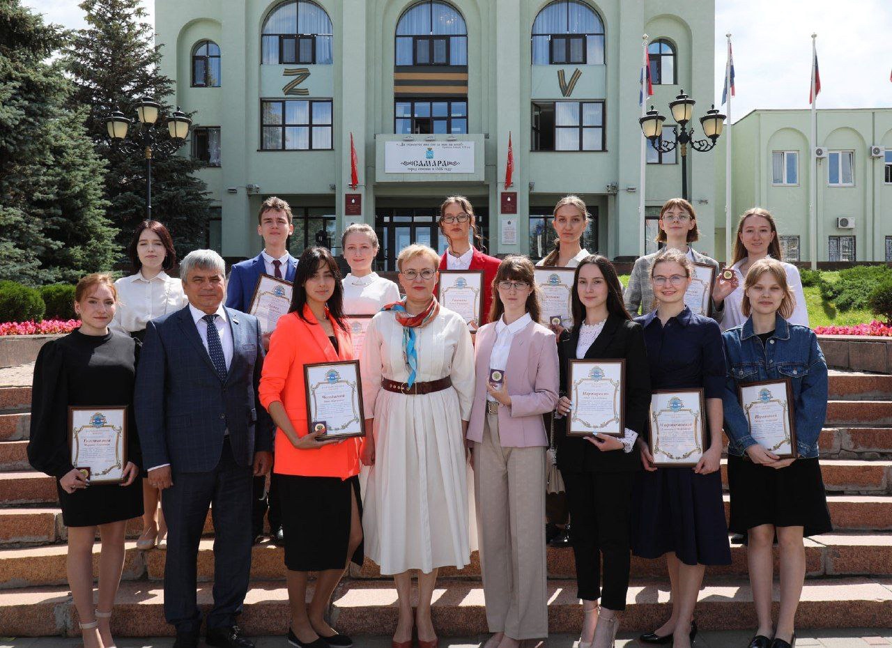 Елена Лапушкина поздравила самарских выпускников-медалистов