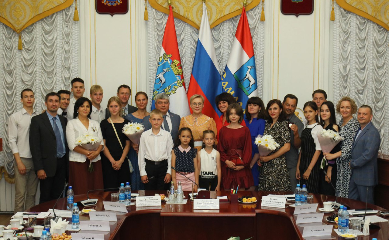 Елена Лапушкина наградила семьи почетными знаками «За заслуги в воспитании детей»