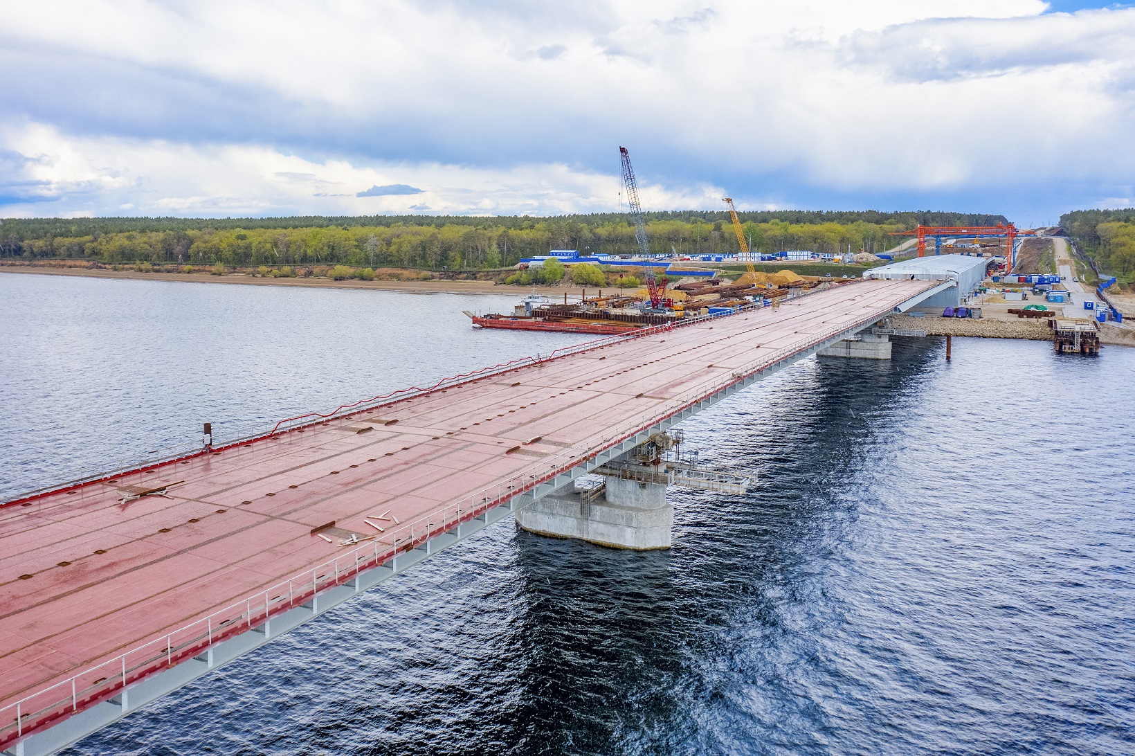 Дмитрий Азаров проверил ход строительства трассы и моста через Волгу