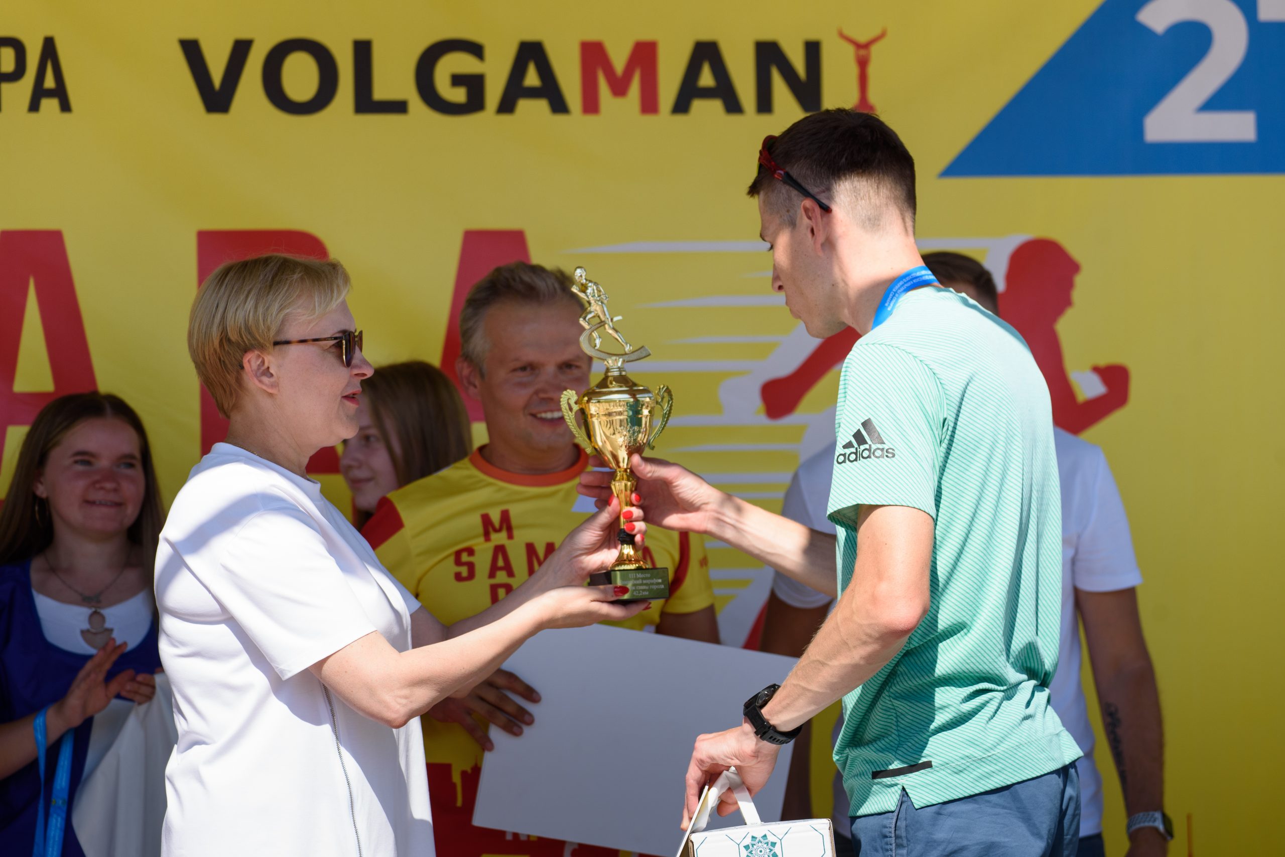 Елена Лапушкина вручила награды победителям самарского марафона на Кубок главы города