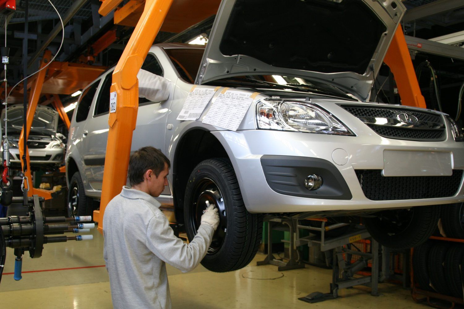 «АвтоВАЗ» с 1 августа возобновил производство Granta и NIVA с «ЭРА-ГЛОНАСС»