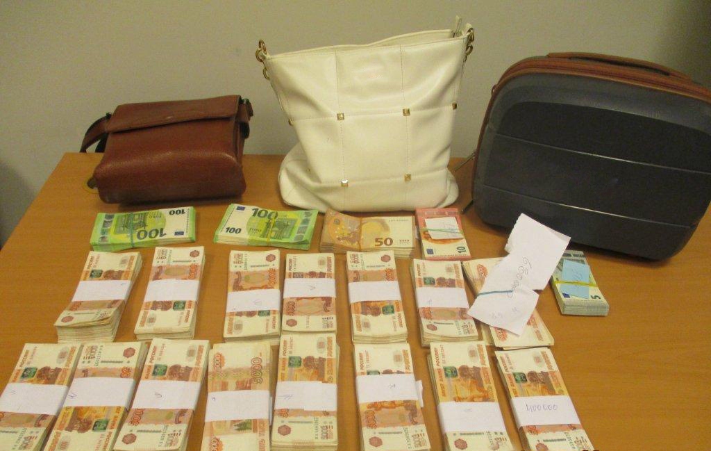 В Курумоче задержали мужчину, пытавшегося вывезти в Турцию более 26 тысяч евро и 7,5 млн рублей