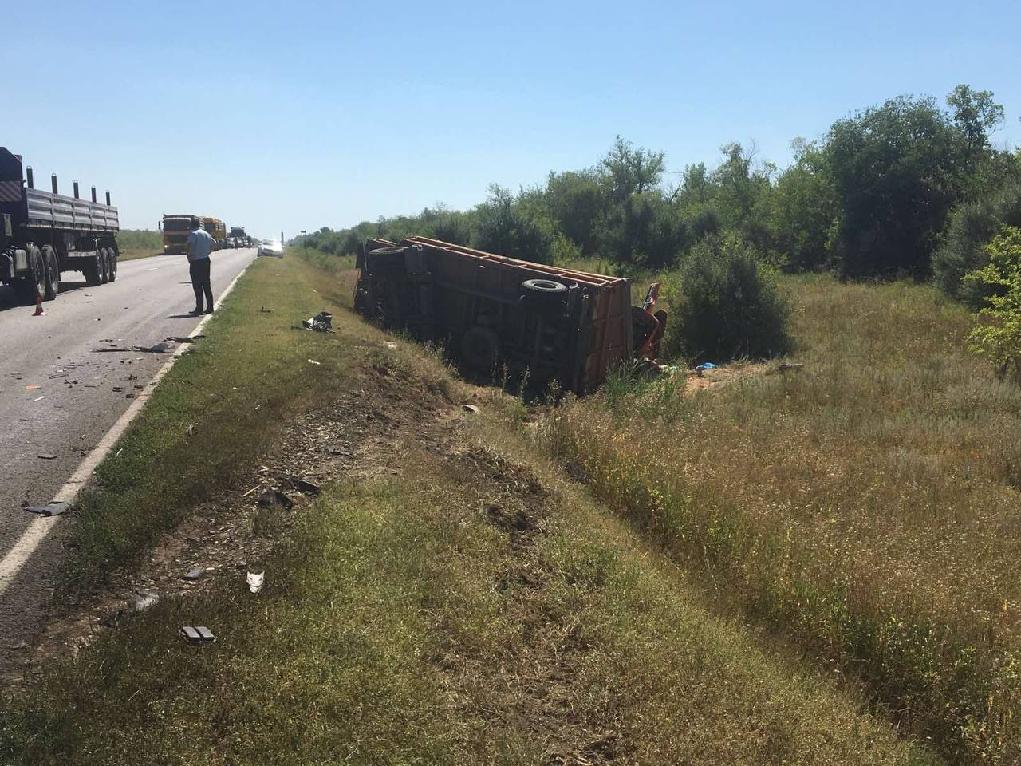 В Самарской области столкнулись грузовик и легковой автомобиль, три человека погибли