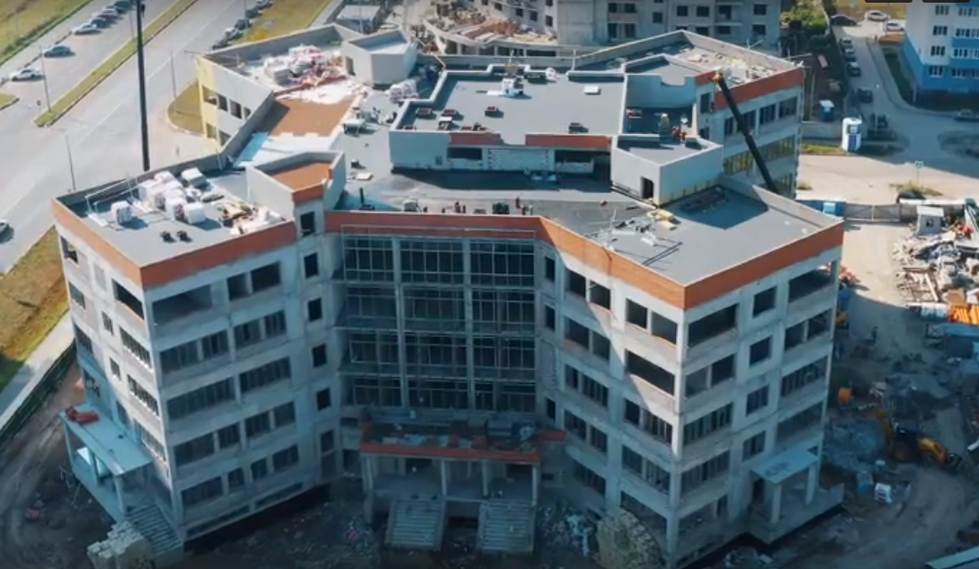 В Волгаре завершают монтаж крыши здания будущей поликлиники