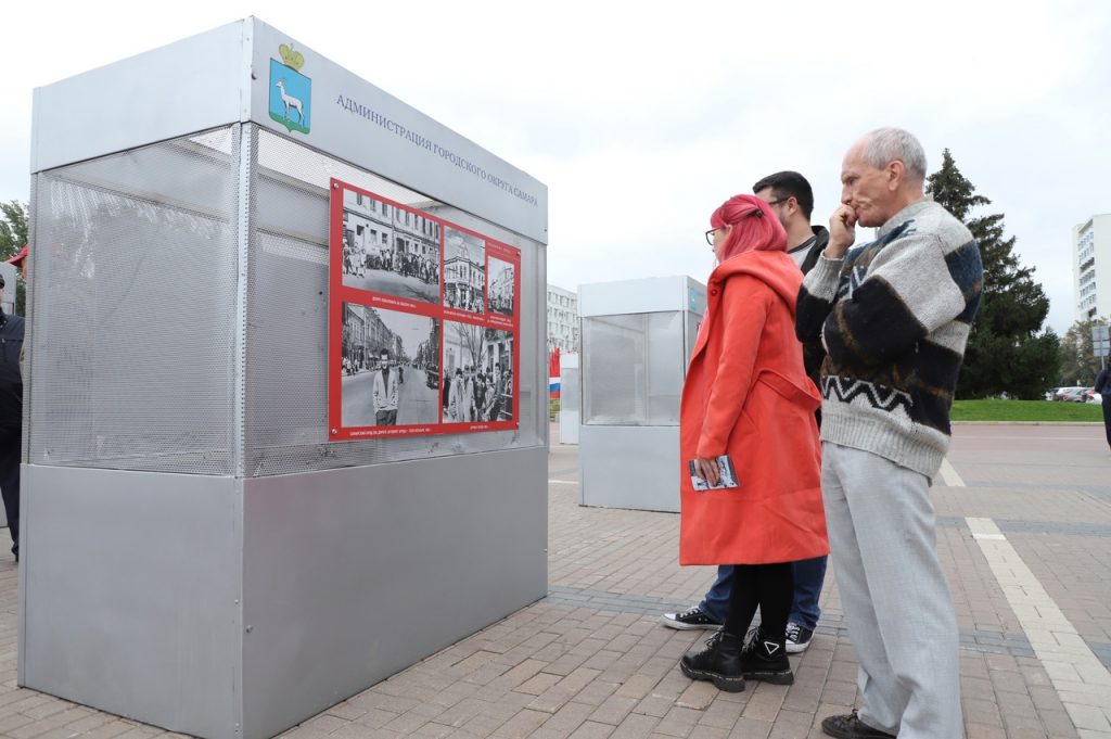 На площади Славы состоялось открытие фотовыставки «Мы из Куйбышева»