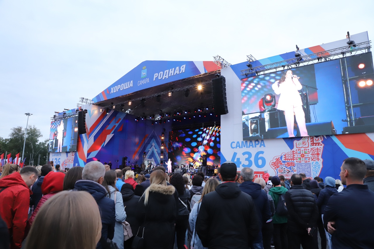 На площади Куйбышева идет концерт, посвященный Дню города