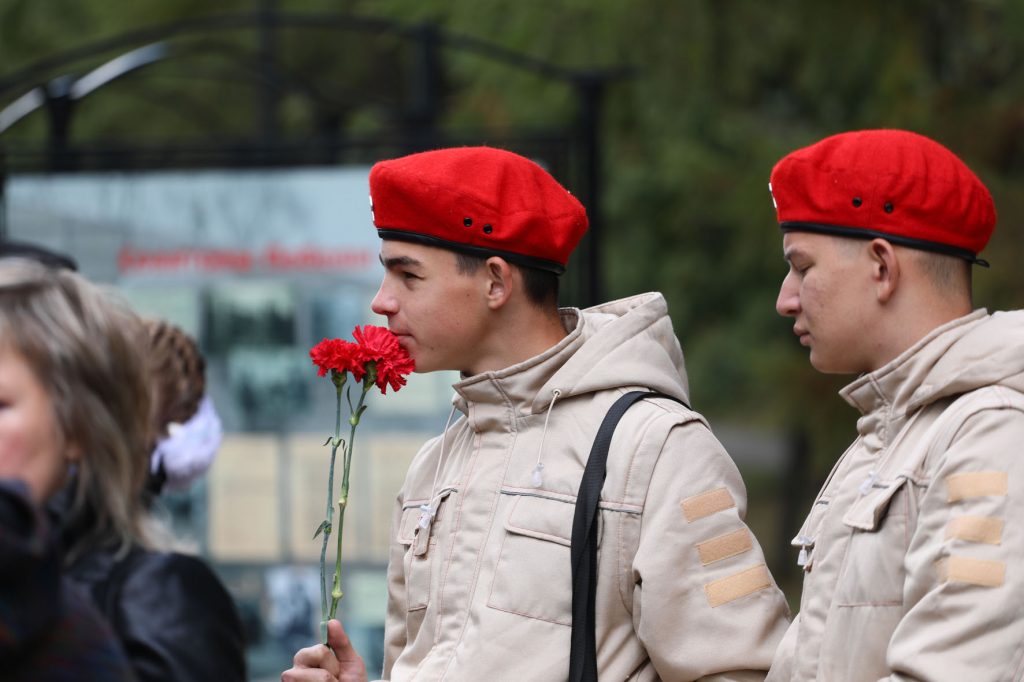 Прошла торжественная церемония возложения цветов у стелы «Самара - город трудовой доблести»