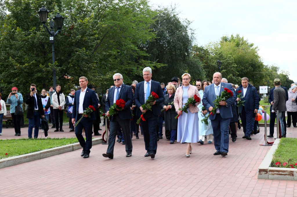 В Самаре возложили цветы к памятнику основателю города князю Григорию Засекину