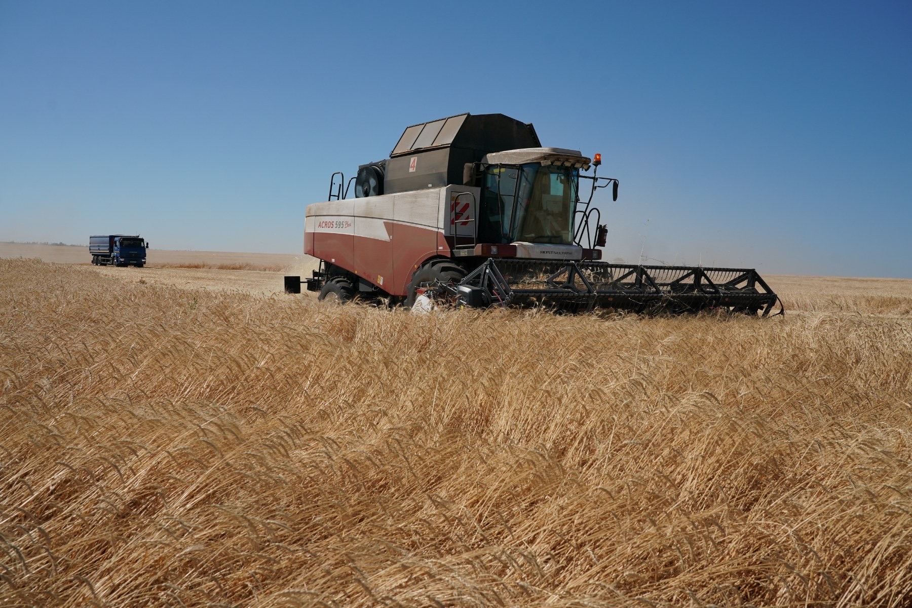 «Достойный результат»: Дмитрий Азаров поблагодарил аграриев региона за рекордный урожай зерновых