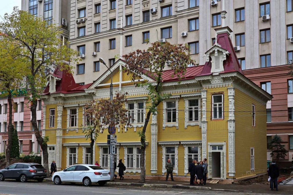 Дмитрий Азаров проверил, как идет реконструкция дома Маштакова в Самаре