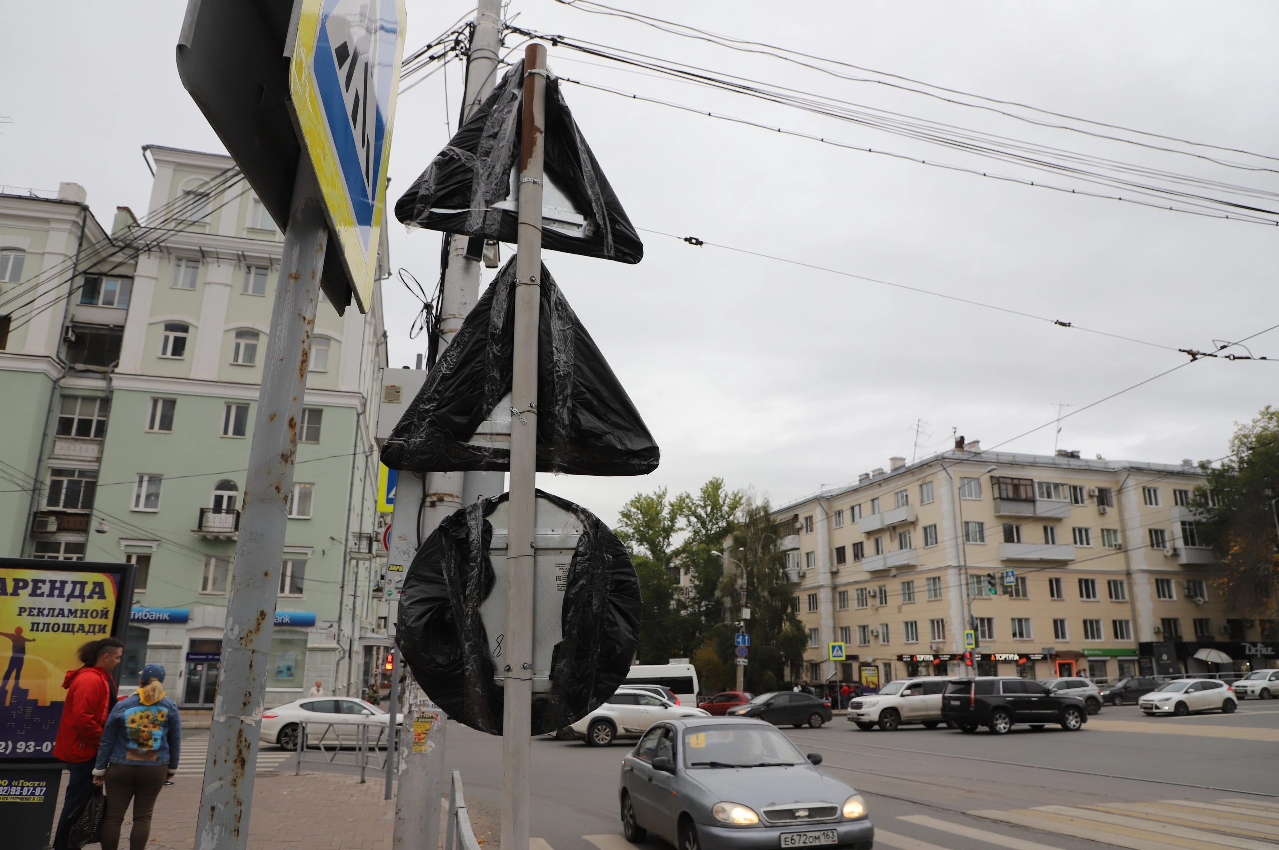 На перекрестке улиц Полевой, Самарской и Ново-Садовой устанавливают дорожные знаки для будущего перекрытия