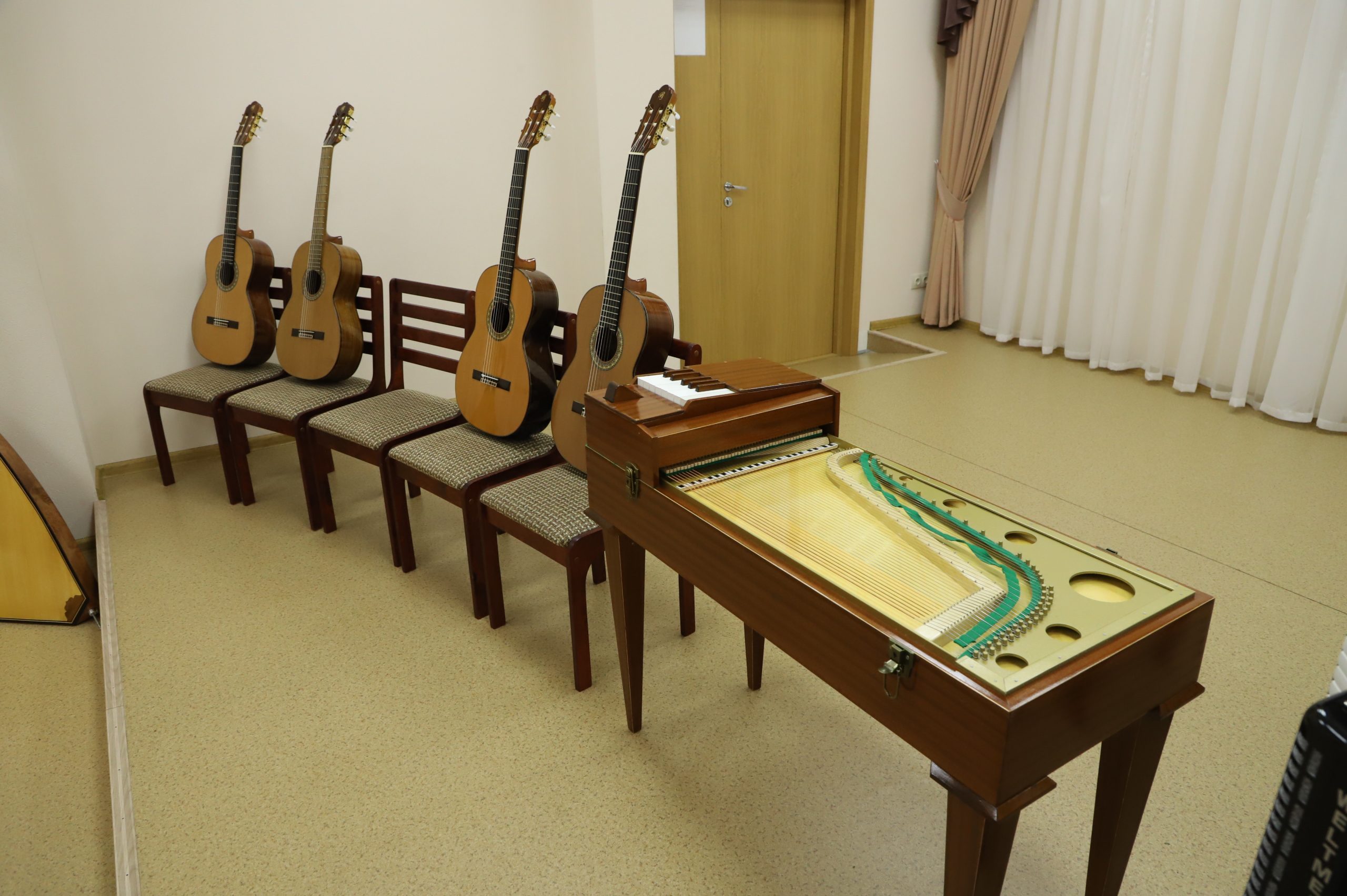 В самарской детской музыкальной школе № 19 появились новые гитары и баяны