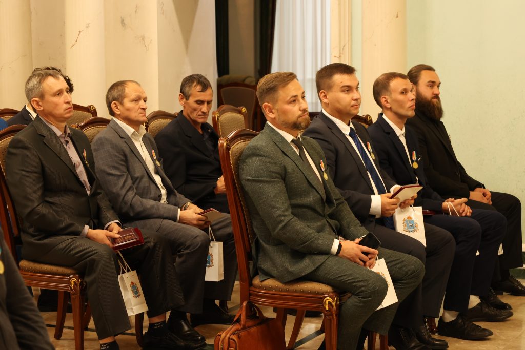 Губернатор Дмитрий Азаров вручил заслуженные награды землякам