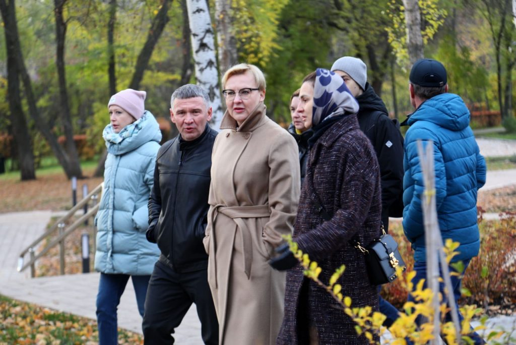 Глава Самары Елена Лапушкина проверила, как преображается парк «Молодежный»