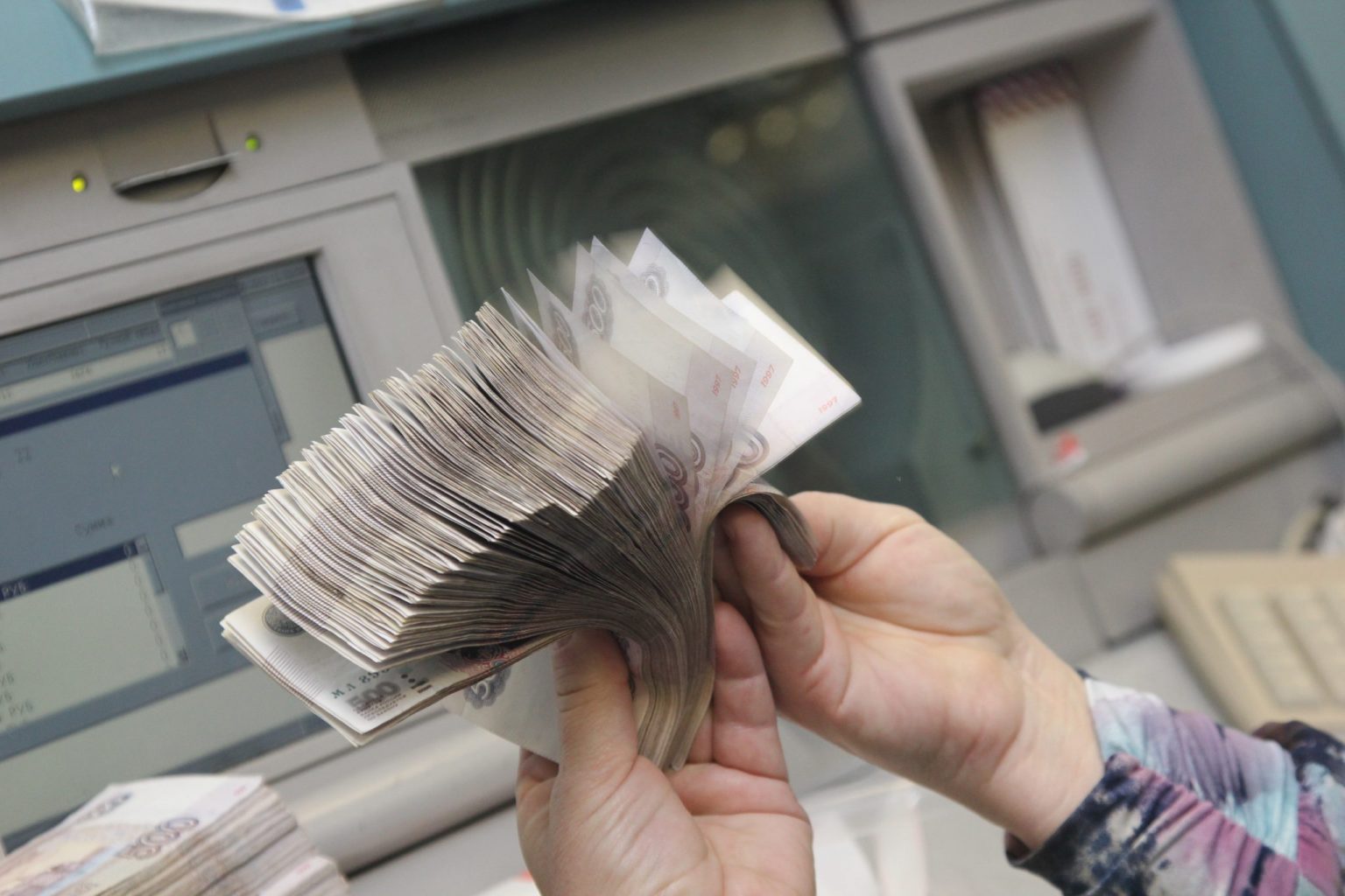 Сотрудница банка из Тольятти спасла клиентку от мошенников